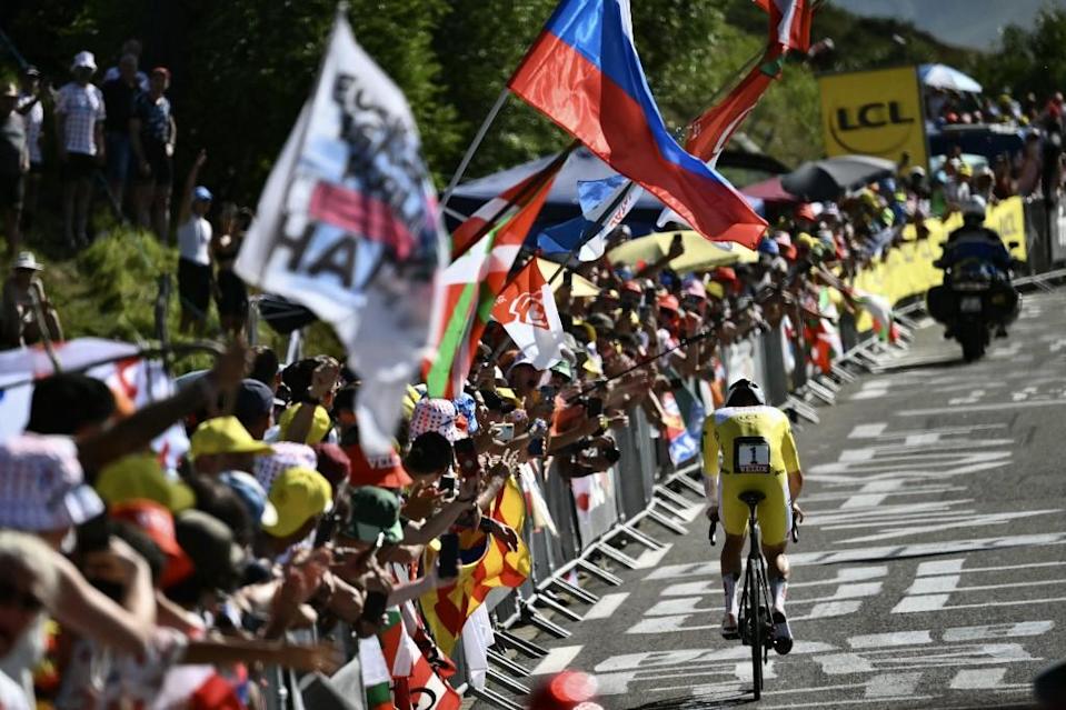 Chaque année, « l’effaceur » du Tour de France veille à ne pas laisser un message raciste, politique ou sexuel sur le bitume des routes de la Grande Boucle.