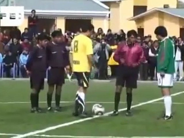 Vimeo Evo Morales frappe un joueur dans les testicules