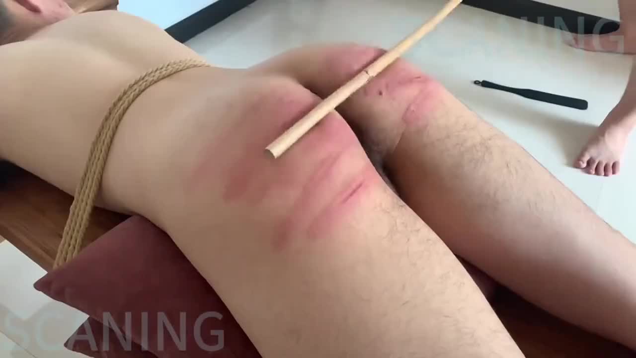Sa maitresse va lui latter les fesses à la baguette