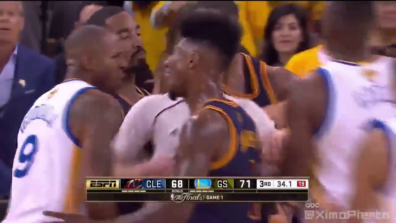 Vimeo Matthew Dellavedova met une patate dans les couilles d'Andre Iguodala