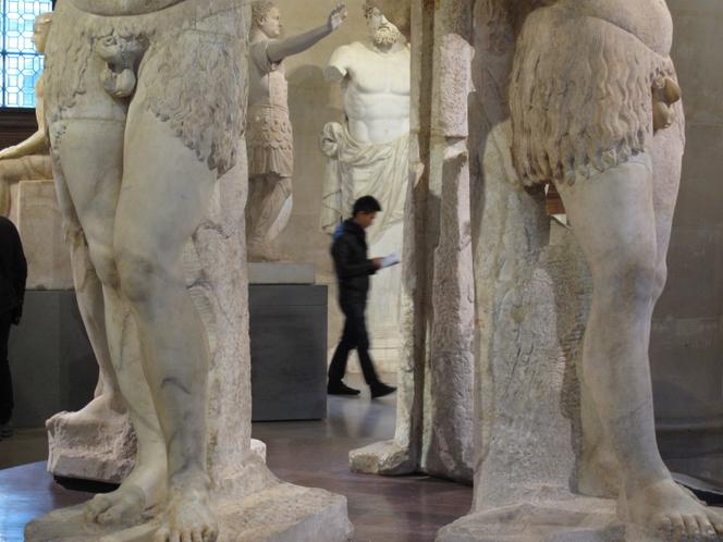 Des statues romaines au musée du Louvre, à Paris, le 13 décembre 2012.