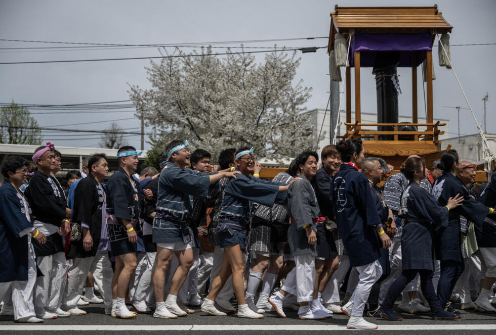 Des festivaliers portent un phallus factice géant à Kawasaki près de Tokyo pendant le festival Kanamara le 5 avril 2026
