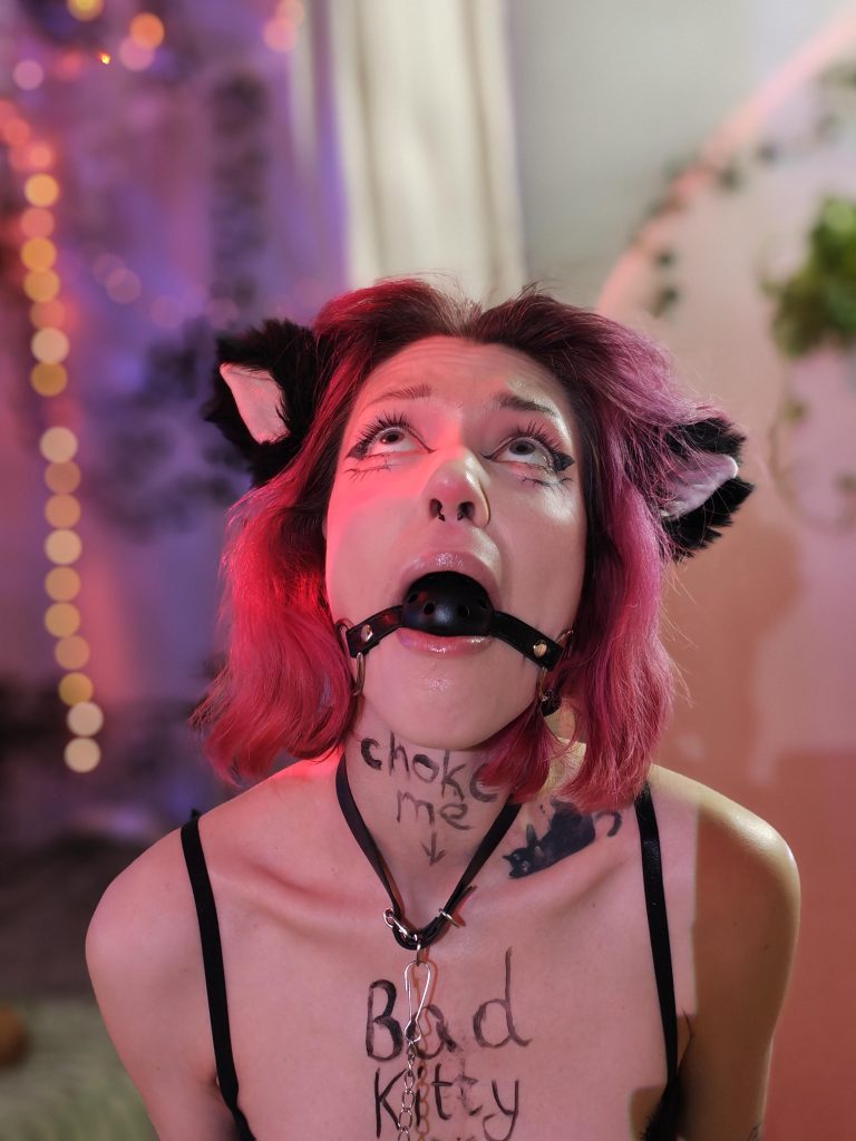 étouffe ce mauvais minou jusqu'à ce qu'elle ronronne à travers son gag papa (F)