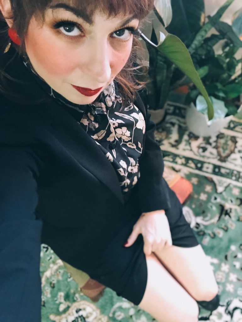 C'est la saison des fessées de vacances pour les vilains garçons et filles. Voyons si nous pouvons améliorer votre comportement au cours de la nouvelle année. Maintenant, surmonte mon genou !