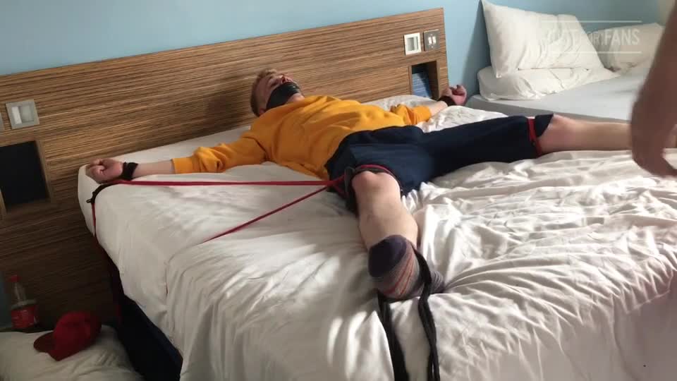Attaché sur le lit pour des souffrances surprises