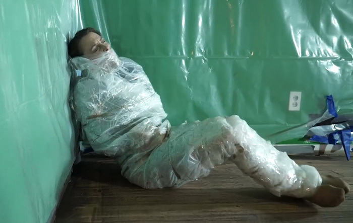 WEB: Jolie femme toute enveloppée dans du plastique et scotchée, née pour être liée chez Bondage F/F – Téléchargez ou regardez en ligne la vidéo de bondage