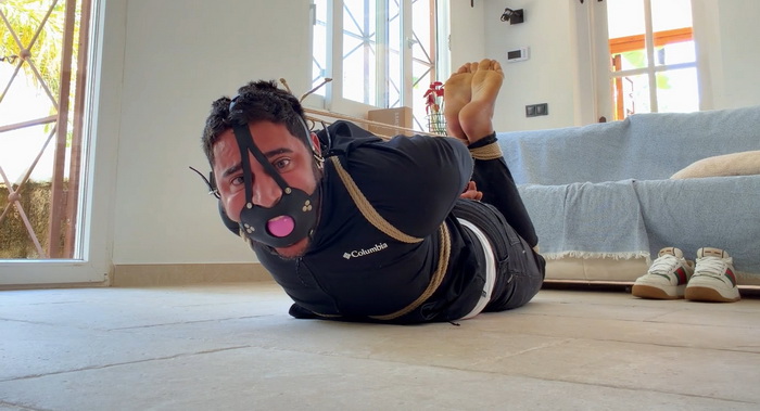 WEB: Latina trouve tous les points de chatouillement sur son soumis alors qu’il est en hogtie strict chez Bondage F/M – Téléchargez ou regardez en ligne la vidéo de bondage