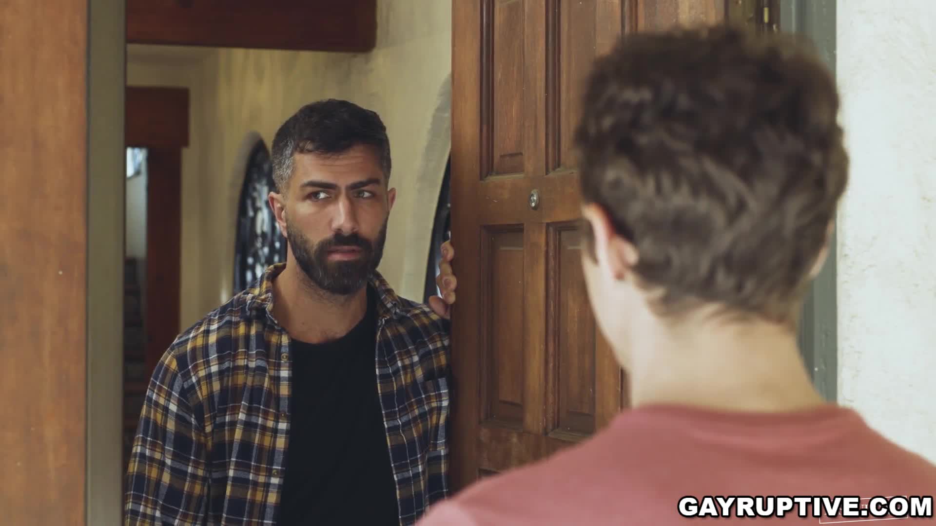 Le voyageur hétéro va se faire prendre sa virginité